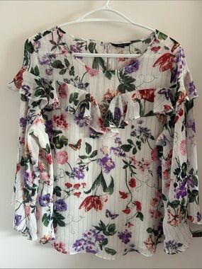 Like new RW&CO. White Floral Ruffle Long-Sleeve Blouse